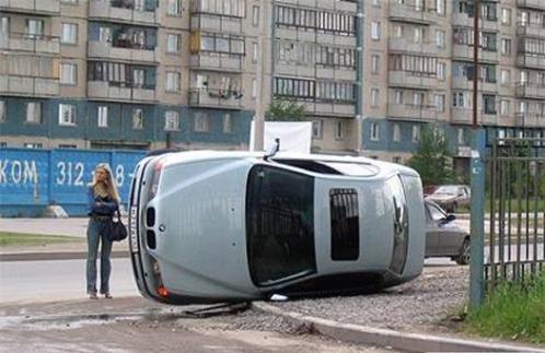 Blondínku zrazí vlastné auto!