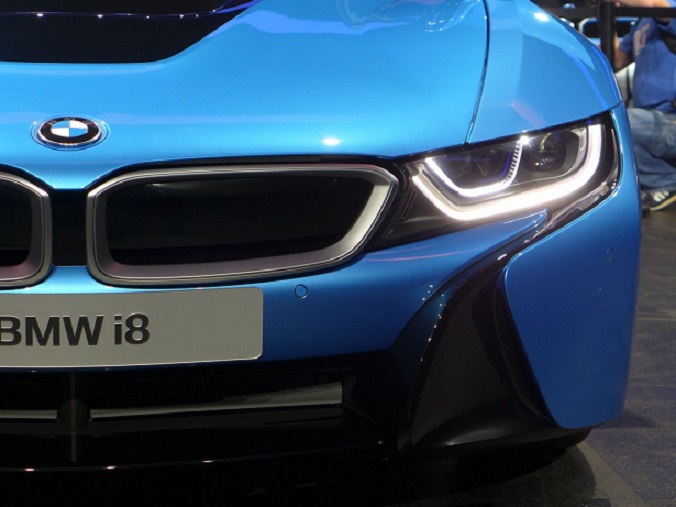 BMW i8 debutuje ako prvé na svete s laserovými svetlami!