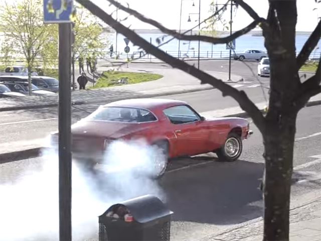 Video: Nevydarený burnout! 4 Chlapíkovi sa pri nevydarenom burnoute podarilo rozbiť vzácny 1975 Chevrolet Camaro!