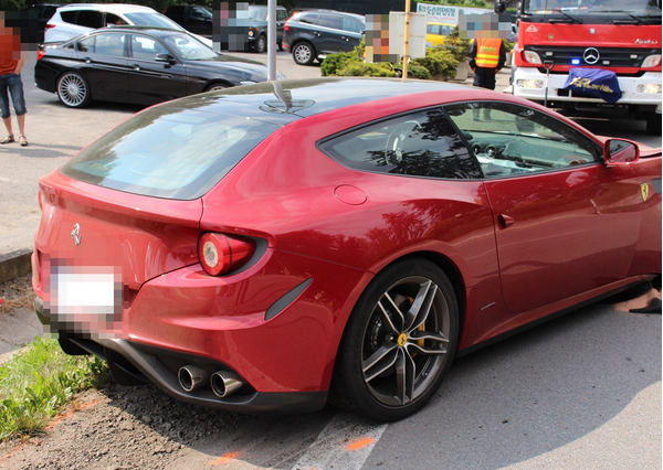 Škoda na Ferrari je 30-násobne vyššia ako škoda na Superbe...