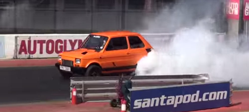 Video: Brutálny drag race starého Fiatu 126