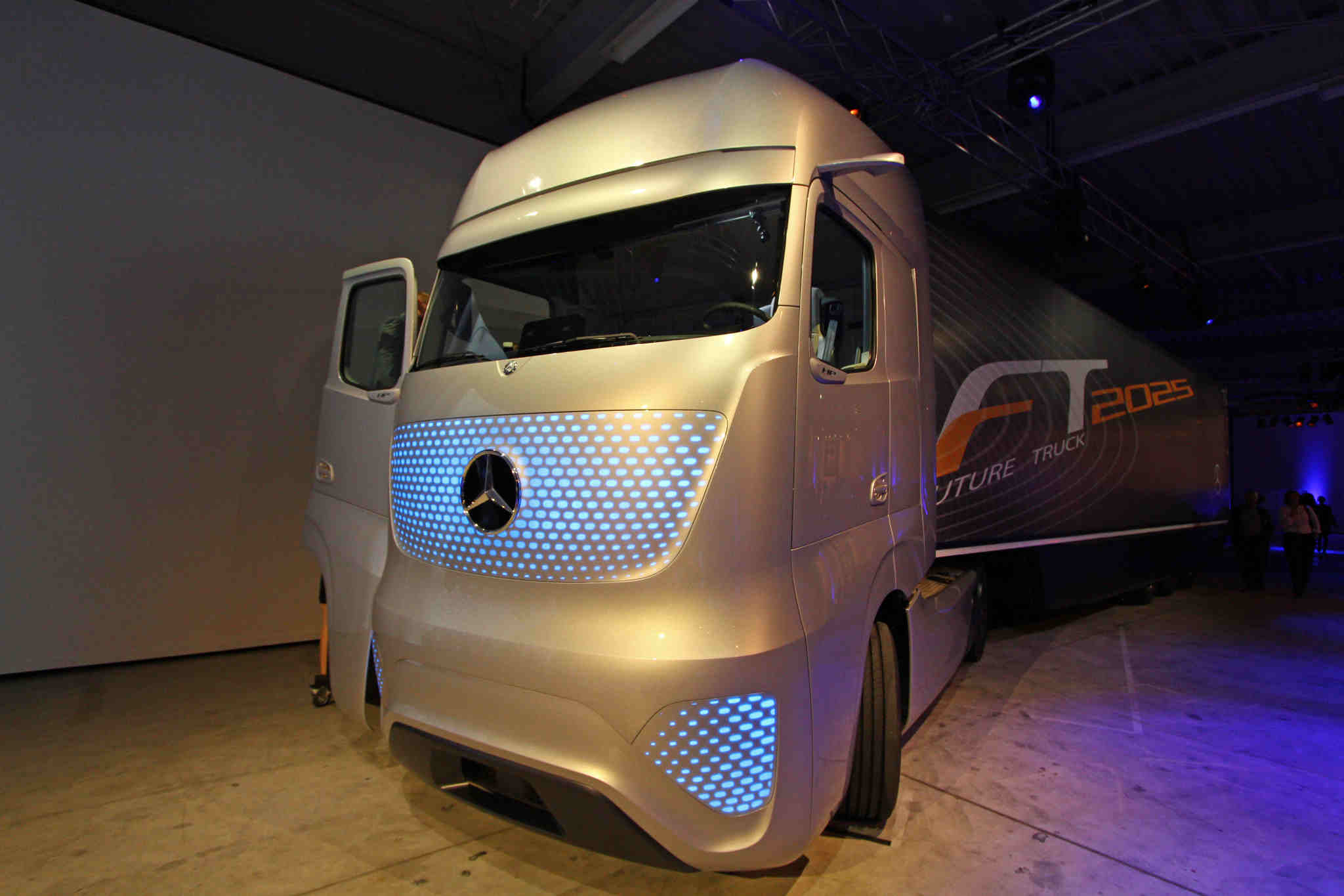 Mercedes-Benz predstavil kamión budúcnosti 2025!
