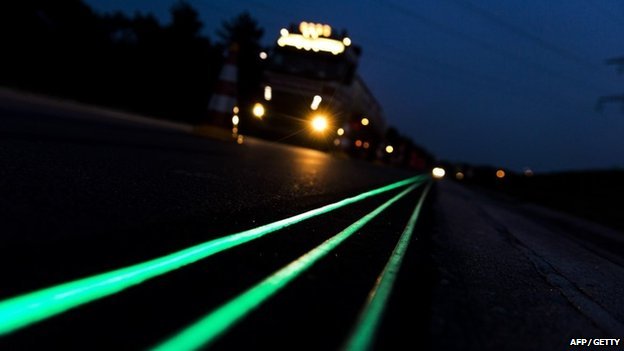 Novinka: Holandsko testuje inteligentné cesty žiariace v tme!
