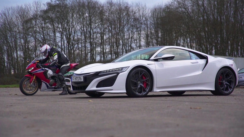 VIDEO: Superšport vs. motorka, kto vyhrá?