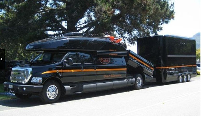 Luxusný karavan s garážou a osobným autom vo vnútri!