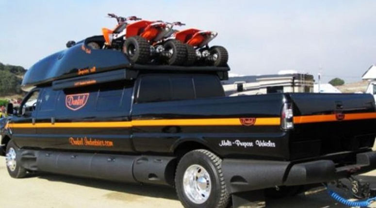 Luxusný karavan s garážou a osobným autom vo vnútri!