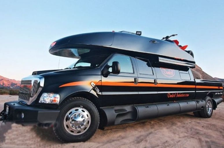 Luxusný karavan s garážou a osobným autom vo vnútri!