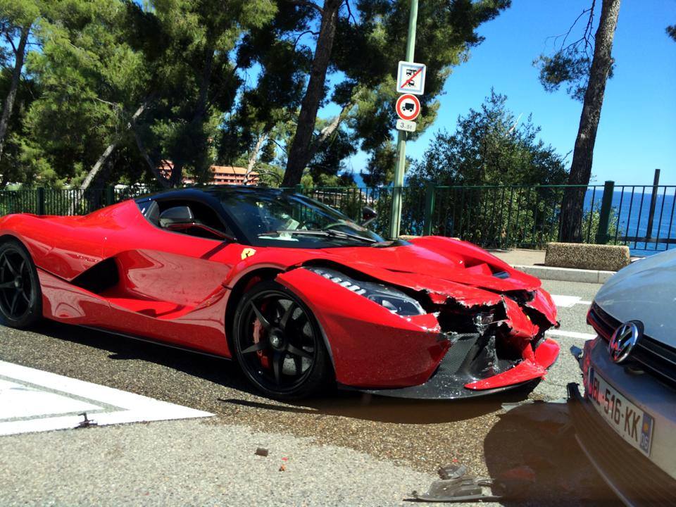 Svetovo prvá nehoda modelu LaFerrari: Zaútočil na ňho Golf!
