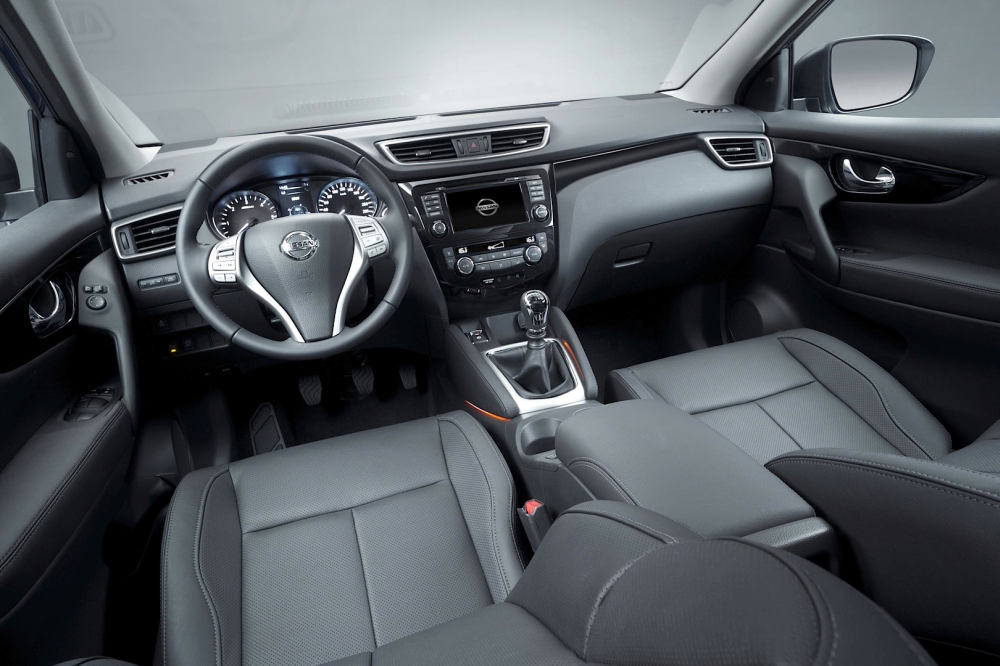 Druhá generácia Nissanu Qashqai taktiež predajným bestsellerom? 4 Interiér sa dočkal zmien najmä v oblasti palubovky