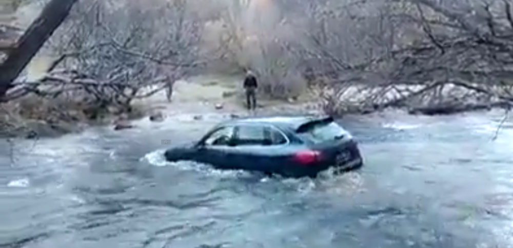 Porsche Cayenne dostalo poriadne zabrať! Porsche Cayenne dostalo poriadne zabrať!