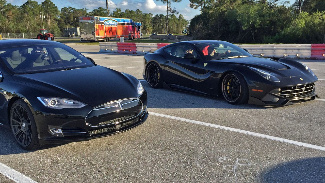 Tesla Model S P85D vs. Ferrari F12 drag race na štvrť míle