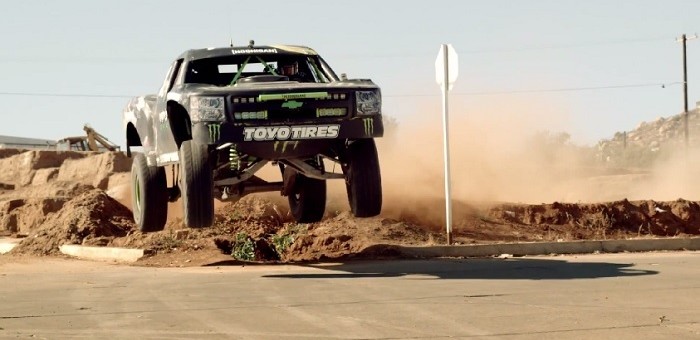 Najvzrušujúcejšie video roka: Vychutnajte si Trophy Truck s výkonom 800 koní!