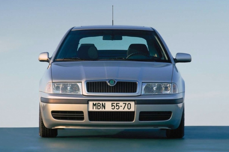 Prečo mali Škodovky jedno zrkadlo menšie? Šlo o prachy?