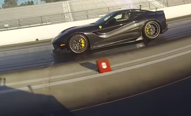 Ako si poradí Tesla Model S v drag race preteku s trikrát drahším súperom?