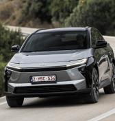 Toyota ukazuje výrazne vylepšenú verziu elektromobilu BZ4x, čo sa zmenilo?