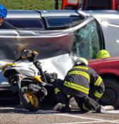 Pozor, čo kupujete. Autá po totálke predávajú ako nikdy nebúrané. 51% mladých jazdeniek má za sebou poškodenia, bez ohľadu na ich pôvod