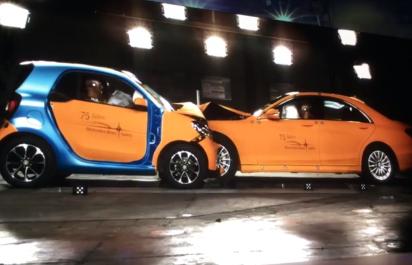 Smart exceluje v čelnej zrážke s Mercedesom S-class!