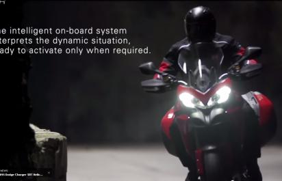 Motocykel vs. automobil: Crash test motocyklovej bundy s airbagom!