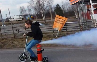 Video: Kolobežka poháňaná oxidom uhličitým!