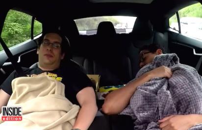 VIDEO: Takto niektorí veria autopilotovi Tesly