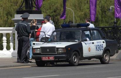 Bieloruská polícia nesmie používať Lady! Hanbili sa za ne!