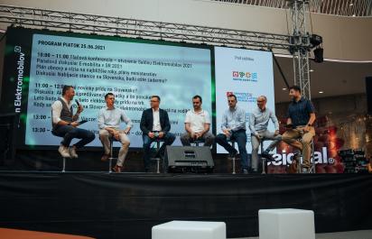 Salón elektromobilov 2021 potvrdil stále zvyšujúci sa záujem o elektromobilitu, návštevníci spravili viac ako 600 jázd