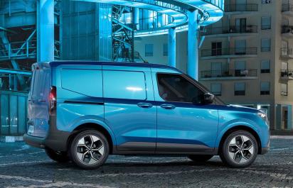 Ford rozširuje elektrickú ponuku úžitkáčov, ukázal E-Transit Courier