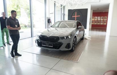 Statická ukážka BMW radu 5 bola doplnená o šialené SUV