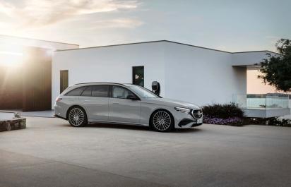 Nový Mercedes triedy E kombi ukazuje dynamické línie