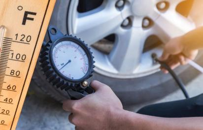 Tlak v pneumatikách vs. horúčavy: Kontrola tlaku za studena