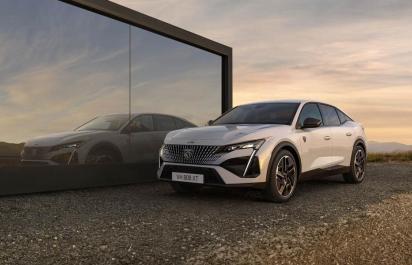 Peugeot 408 dostal celkom nový bezúdržbový pohon, zaujme bohatších zákazníkov