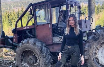 Mladá žena pracuje v lese: S ťažkou technikou si poradí lepšie ako muži