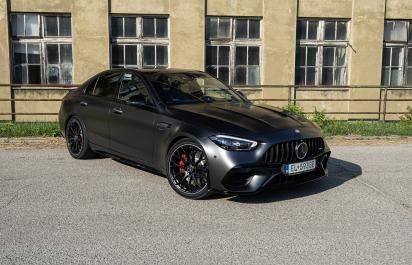 Mercedes-AMG C63 S 4Matic+ využíva znalosti z F1 a aj tak jazdí