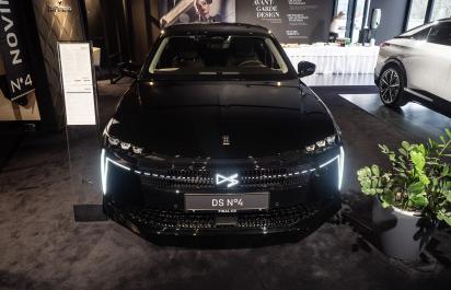 DS N°4 je fakt dôkladný facelift DS4, do triedy stále prináša prémiové prevedenie