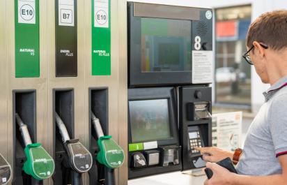 JPMorgan: Liter benzínu za 0,62 € je realitou. Medzitým naše palivá sú drahé napriek „lacnej ruskej rope“?