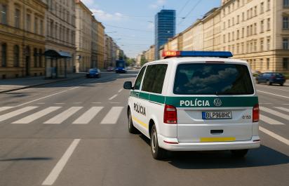 OTÁZKA: Policajné auto sa predo mnou zvrtlo cez všetky pruhy a nemalo majáky. Môže to urobiť?