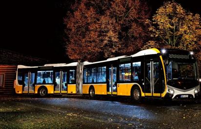 Nové autobusy MHD v Bratislave budú upozorňovať na chodcov a cyklistov. Dopravná podnik obstaral 98 nových autobusov a električiek