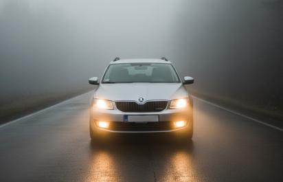 Hmla opäť komplikuje dopravu. Viete, kedy zapnúť hmlovky a kedy nimi oslepujete ostatných?