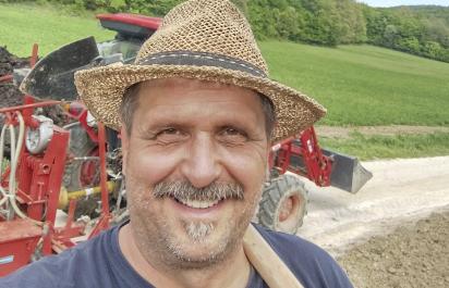 Prekvapil nás každou odpoveďou. Farmár Martin Bagar o prezúvaní traktorov, naftových elektromobiloch i tanku T-72 (157. podcast Autobazar.EU)