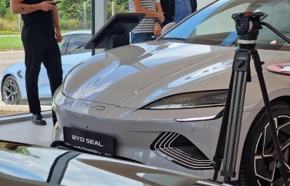 Koľko zarábajú na každom aute BYD, VW, BMW a Mercedes, je varovným signálom aj pre Bratislavu