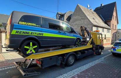 Mužovi (36) v Kamenici zhabali Mercedes za polepy podobné policajným. Pri bytovej prehliadke našli technické vybavenie pre falzifikáciu policajných áut