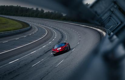 Nová automobilka šokovala svet. Najrýchlejšie auto na bežný vodičský preukaz prekonalo Bugatti, Ferrari aj Lamborghini