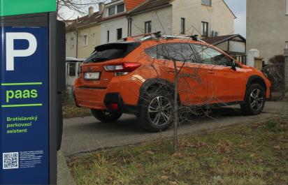 Obyvatelia nesmú parkovať ani na vlastnej príjazdovej ceste, iní im pred domom stáť môžu. Paradox parkovacej politiky