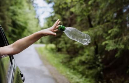 Zvýšenie pokút za vyhodenie odpadkov z auta už dosahuje likvidačnú úroveň