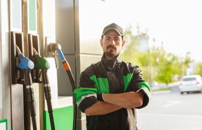 Ich „lacná ruská ropa“ bola klamstvo. Čísla ukazujú, že tankujeme najdrahšie vo V4