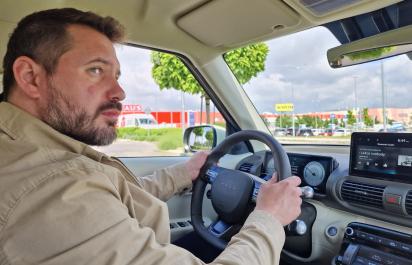 Prečo sa autopilota v aute bojíme, ale vodičov s cigaretou a mobilom nie? Psychológia za volantom nepustí