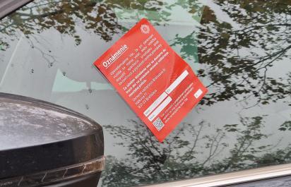 Parkovanie na chodníku 2025 stručne a jasne: Za čo dostanete pokutu a ako sa jej vyhnúť?