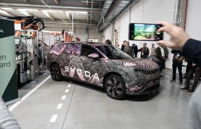 V Mladej Boleslavi Škoda vyrába batérie pre nové modely, plus sme videli Peaq naživo