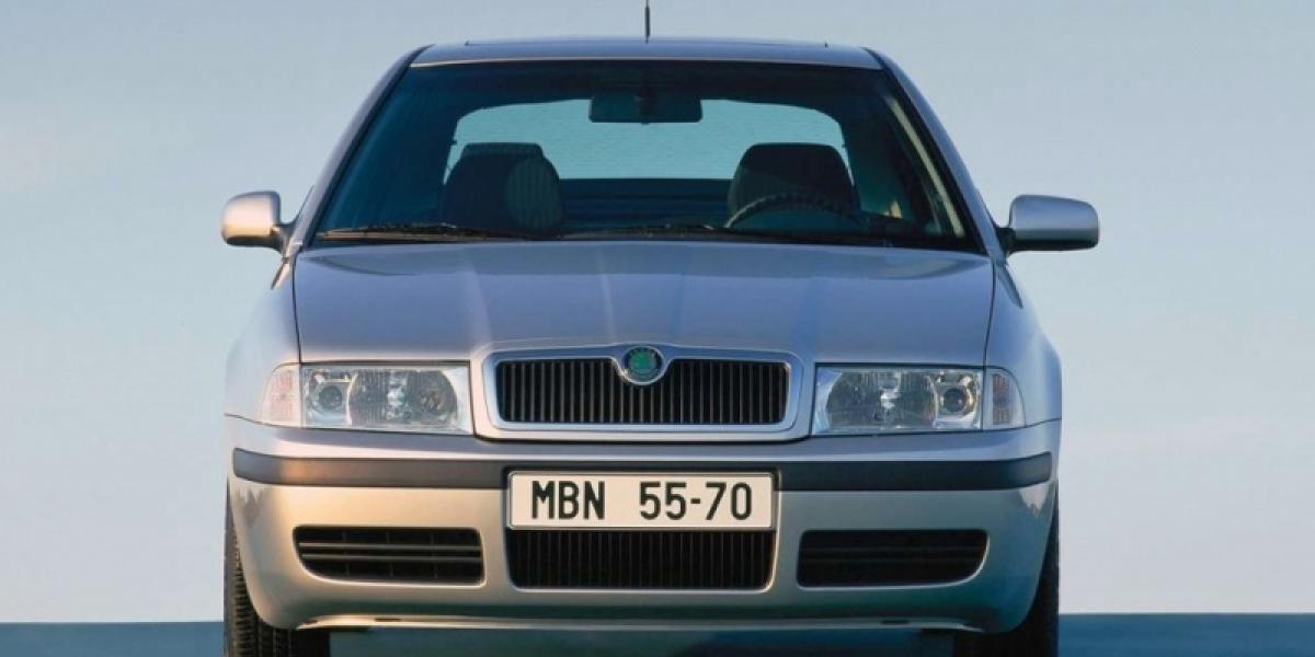 Prečo mali Škodovky jedno zrkadlo menšie? Šlo o prachy?