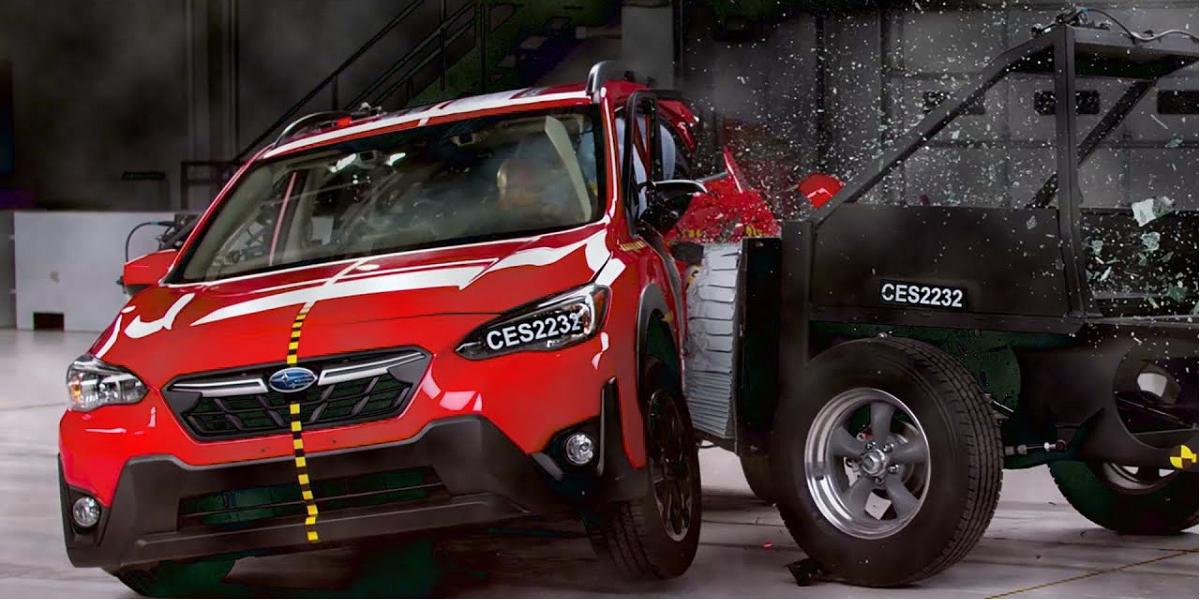 Drsný crash test: Zrážka SUV s malým automobilom!